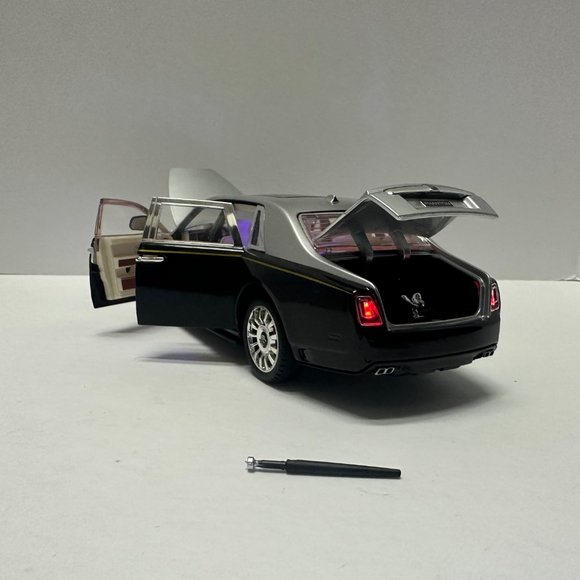 1:24 Rolls-Royce Phantom Metal Diecast Silver Black WITH LEDS Roll-Back - Picture 10 of 13